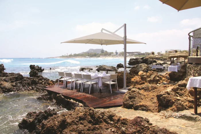 parasol blanc restaurant Rodi Silv fim